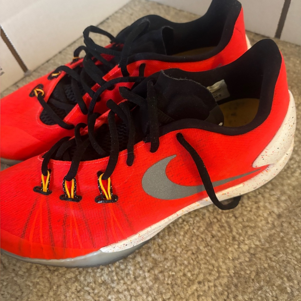 Nike men’s hyper chase basketball sneakers